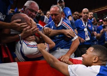 Mbappé acerta bola em torcedor e pede desculpa na arquibancada