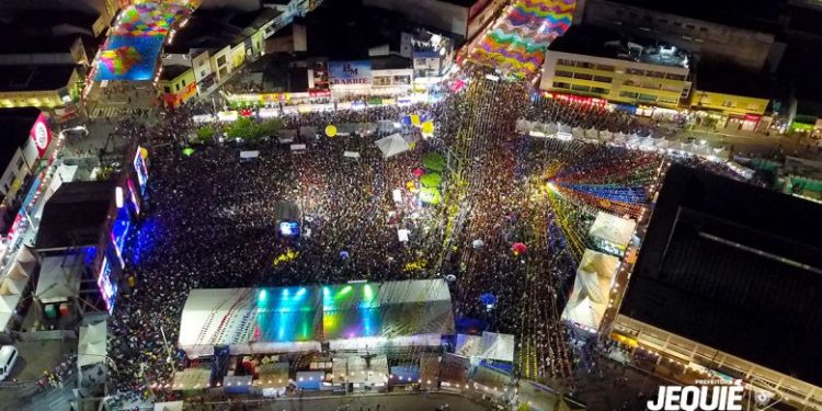 Com shows de Yata, Dorgival Dantas, Calcinha Preta e Zé Felipe público lota Praça da Bandeira, em mais uma noite do São João de Jequié