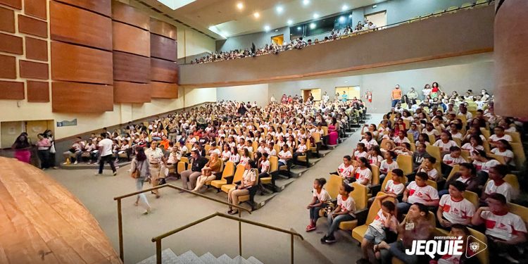 Prefeitura de Jequié e Polícia Militar promovem formatura de 564 alunos do Programa Educacional de Resistência às Drogas