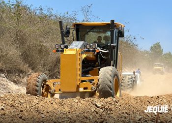 Prefeitura de Jequié inicia terraplanagem para pavimentação do Loteamento Jardim Tropical; Obra era aguardada há décadas pelos moradores
