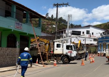 Moradores da Rua Quinze de Novembro ficam sem energia elétrica