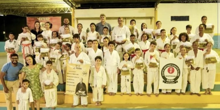 Prefeitura de Ubaíra realiza entrega de kimonos para a pratica da arte marcial