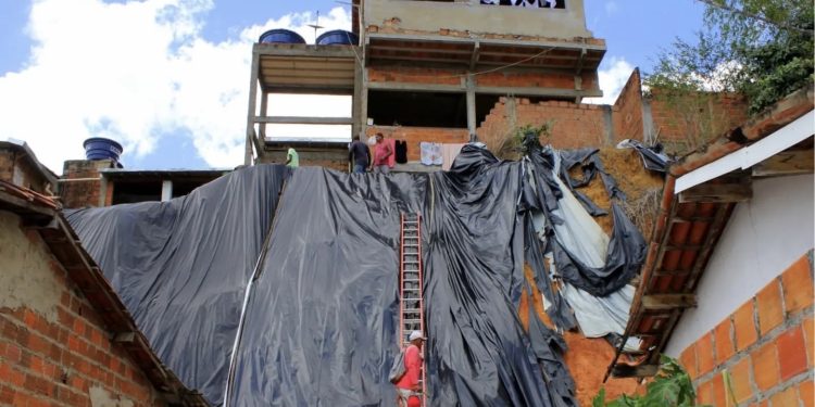 Prefeitura de Ubaíra intensifica de limpeza e desobstrução de bueiros, colocação de lonas em encostas e limpeza do Rio Jiquiriçá