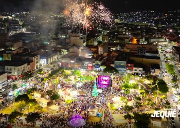 Com grande público, shows musicais e fogos de artifício, Prefeitura de Jequié realiza primeiro evento alusivo ao Réveillon em praça pública