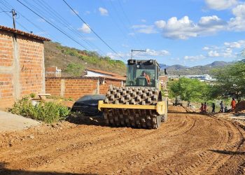 Aguardado há décadas pelos moradores, Prefeitura de Jequié inicia terraplanagem para pavimentação asfáltica do Loteamento Santa Luz
