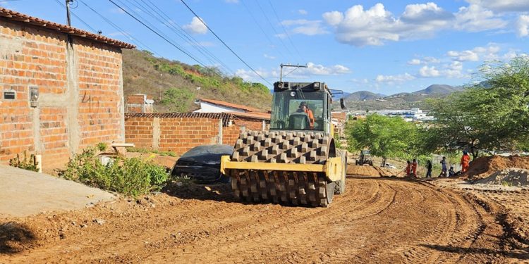 Aguardado há décadas pelos moradores, Prefeitura de Jequié inicia terraplanagem para pavimentação asfáltica do Loteamento Santa Luz
