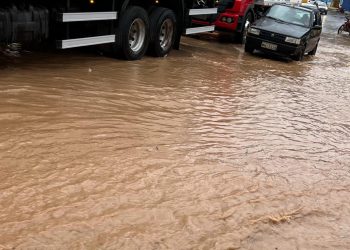 Chuva causa alagamento no Centro de Ubaíra nesta quarta-feira (24)