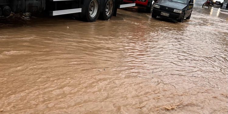 Chuva causa alagamento no Centro de Ubaíra nesta quarta-feira (24)