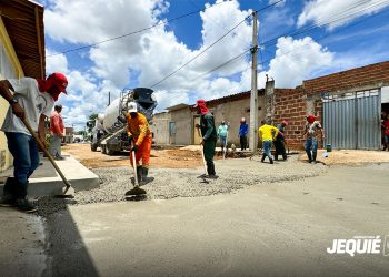 Prefeitura de Jequié leva serviços de pavimentação em concreto usinado e contempla moradores da Avenida Beira Rio e Rua Ipiranga no Mandacaru