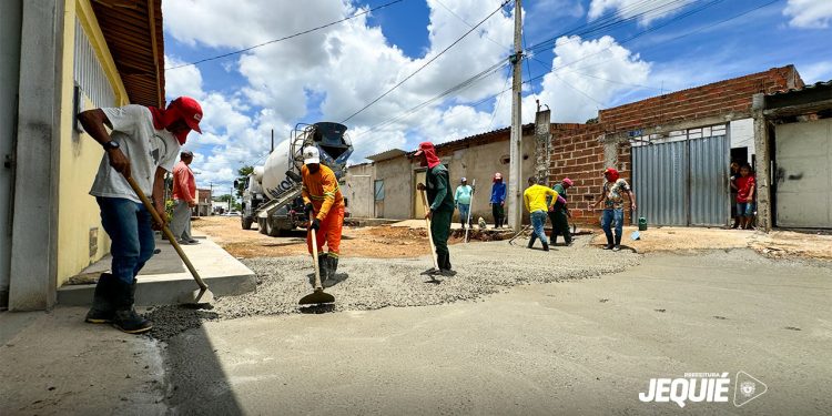 Prefeitura de Jequié leva serviços de pavimentação em concreto usinado e contempla moradores da Avenida Beira Rio e Rua Ipiranga no Mandacaru