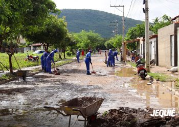 Após fortes chuvas Prefeitura de Jequié intensifica ações de limpeza e desobstrução de vias públicas, com ênfase no enfrentamento aos danos ocasionados