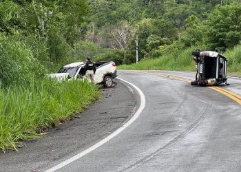 Grave acidente na BR-330 deixa três pessoas feridas na Curva do Engenho, na saída de Ipiaú