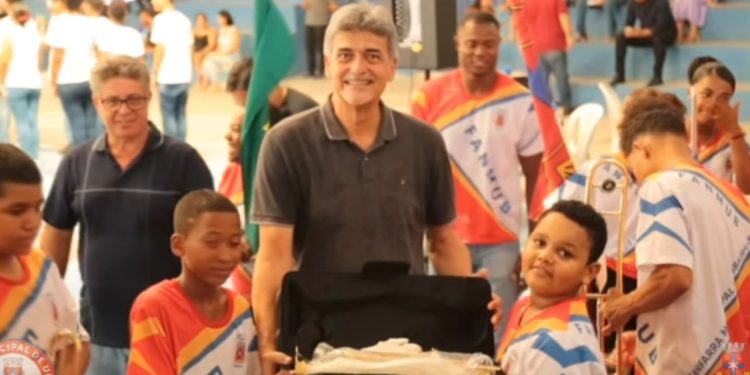 Prefeitura de Ubaíra por meio das secretarias de Educação e Cultura realizou a entrega de novos instrumentos para a FANMUB