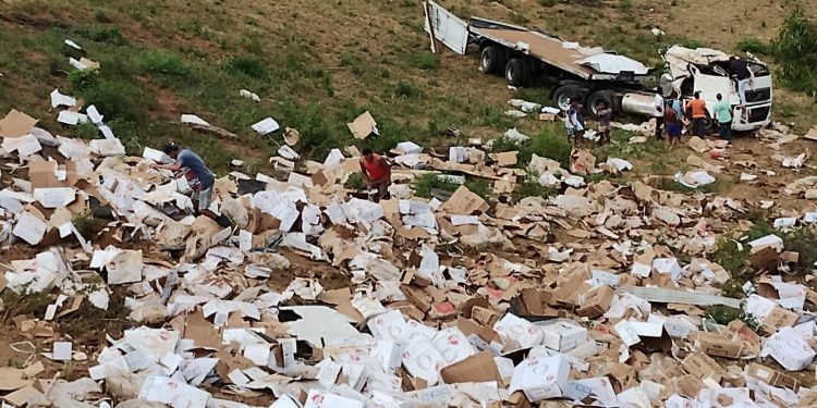 Carreta carregada de carne tomba na BR-420, perímetro de Ubaíra