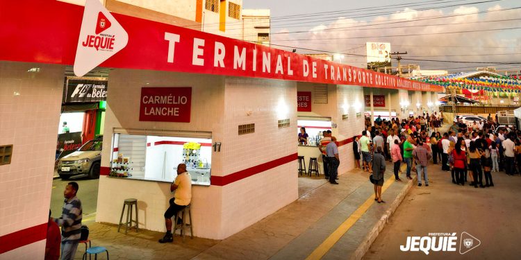 Prefeitura de Jequié entrega primeira etapa das obras de requalificação da Praça da Bandeira, com Terminal Coletivo e quiosques
