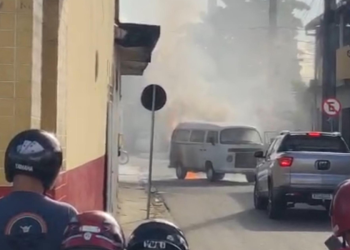 SAJ: Kombi pega fogo próximo a posto de combustível