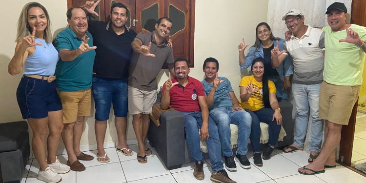 Fotos de candidato a prefeito com secretários da gestão atual geram críticas de eleitores de Manoel Vitorino
