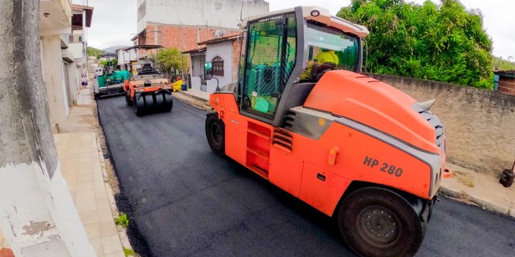 Prefeitura de Ubaíra realiza pavimentação asfáltica em ruas do município