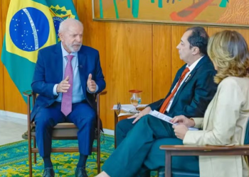 Presidente Lula diz que não permite celulares em seu gabinete: ‘Não é seguro’