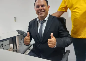 Neném Rabelo toma posse como prefeito de Ubaíra
