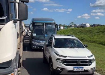 Interdição provoca 12 km de congestionamento na BR-324 nesta quinta-feira