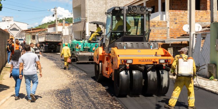 Prefeitura inicia asfaltamento no bairro da Monta, em Ubaíra