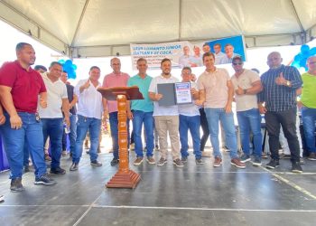 Ao lado de diversas autoridades e lideranças políticas, prefeito de Manoel Vitorino faz entrega de máquinas e assina de ordens de serviço