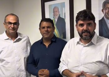 Ao lado do deputado Hassan, prefeito de Ubaíra, Neném Rabelo, vai a Salvador em busca de benefícios para o município