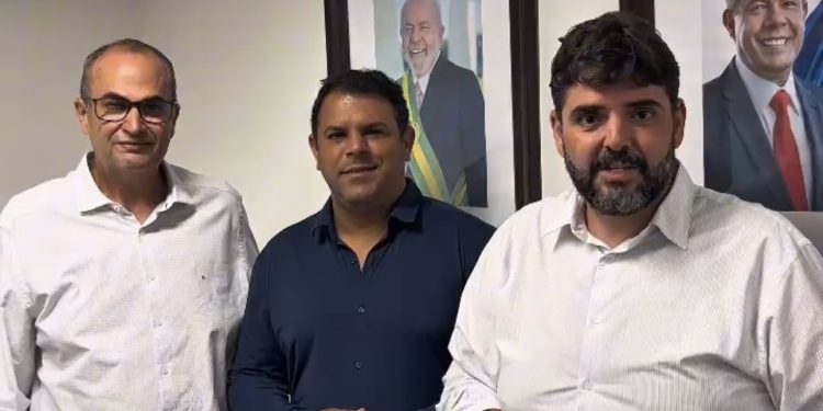 Ao lado do deputado Hassan, prefeito de Ubaíra, Neném Rabelo, vai a Salvador em busca de benefícios para o município