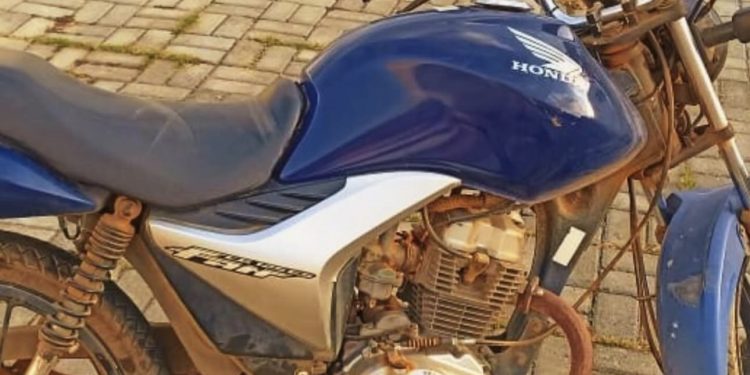 Polícia Militar de Ubaíra recupera motocicleta com restrição de roubo