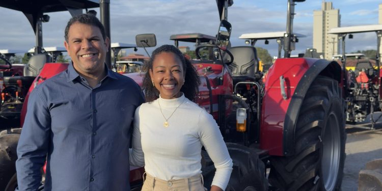 Ubaíra é contemplada com trator durante lançamento do Plano Safra Bahia 2025/2026