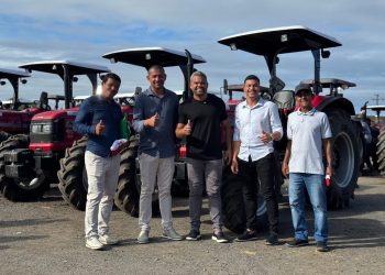 Vereador Júnior Orea e Prefeito Sandro Silva conquistam trator para reforçar agricultura familiar em Santa Inês