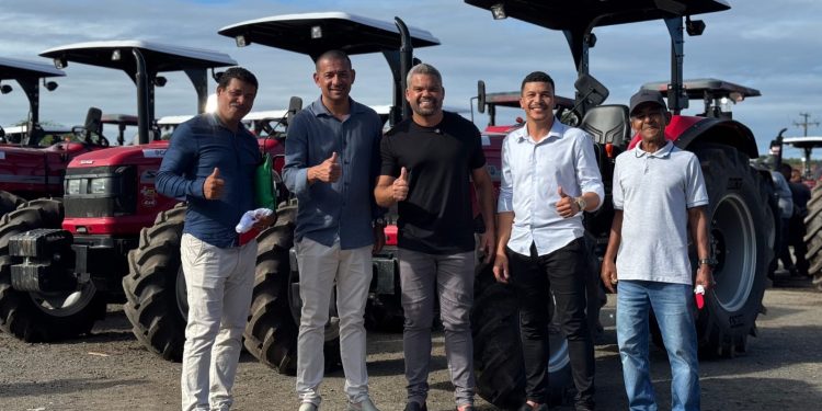 Vereador Júnior Orea e Prefeito Sandro Silva conquistam trator para reforçar agricultura familiar em Santa Inês