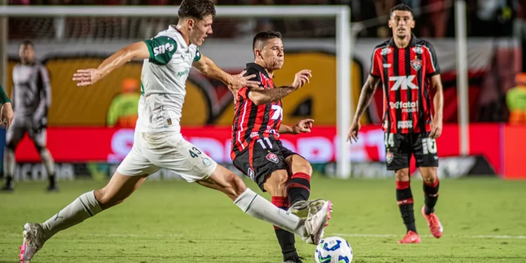 Flaco López marca no fim, e Palmeiras empata com o Vitória no Brasileirão