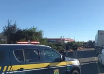 Uma pessoa morre e 11 ficam feridas após ônibus com 50 passageiros tombar em Irajuba